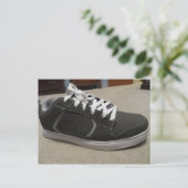 Carte Postale Chaussure de skateboard grise (Debout devant)