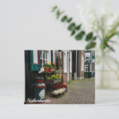 Carte Postale Chaussure en bois traditionnel néerlandais sur rue (Debout devant)