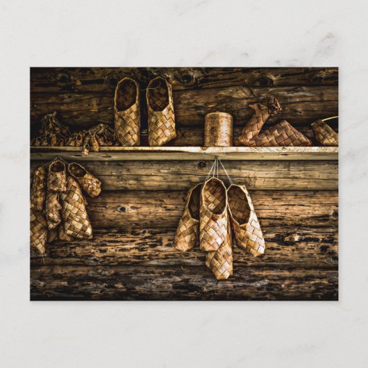 Carte Postale Chaussures en bast sur le mur (Devant)