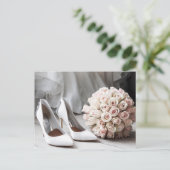 Carte Postale Chaussures nuptiales et bouquet de roses jour de m (Debout devant)