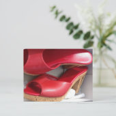 CARTE POSTALE CHAUSSURES ROUGES DOMME (Debout devant)