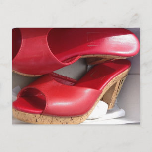 CARTE POSTALE CHAUSSURES ROUGES DOMME