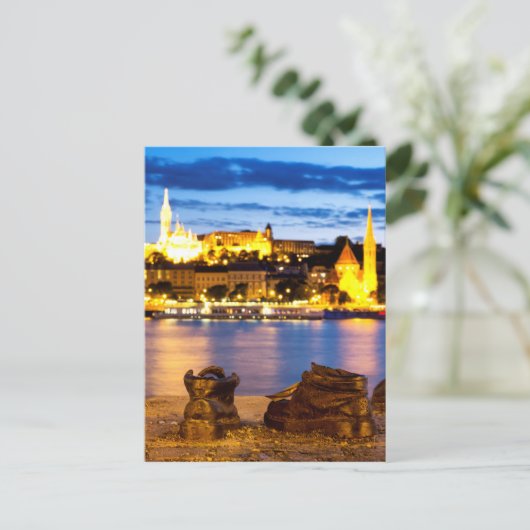 Carte Postale Chaussures sur la rive du Danube (Debout devant)