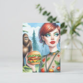 Carte Postale Cheeseburger avec sasquatch dans la forêt (Debout devant)