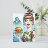 Carte Postale Cheeseburger en Forêt avec Sasquatch (Debout devant)
