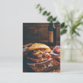 Carte Postale Cheeseburger sur planche à découper (Debout devant)