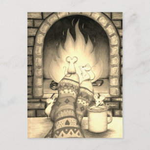 Carte Postale Cheminée confortable Souris en chaussettes Sépia