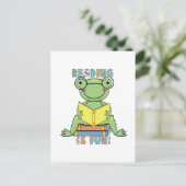 Carte Postale Chemises et Cadeaux Frog Reading is Fun (Debout devant)