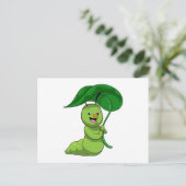 Carte Postale Chenille avec feuille comme parasol (Debout devant)