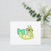 Carte Postale Chenille avec livre (Debout devant)