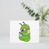 Carte Postale Chenille avec lunettes de soleil et livre (Debout devant)