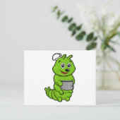 Carte Postale Chenille comme cuisinier avec casserole (Debout devant)