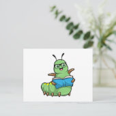 Carte Postale Chenille en nerd avec livre et lunettes (Debout devant)