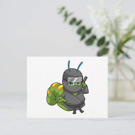 Carte Postale Chenille en ninja avec épée (Debout devant)
