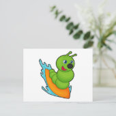 Carte Postale Chenille en surfeur avec planche de surf (Debout devant)