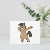 Carte Postale Cheval à la danse hip hop Dab (Debout devant)