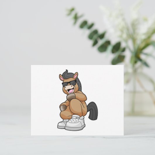 Carte Postale Cheval avec de grosses chaussures (Debout devant)