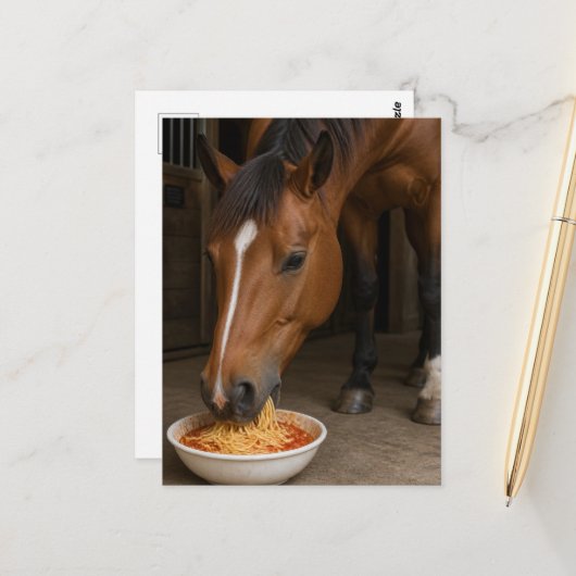 Carte Postale cheval bai mignon mangeant des spaghetti (Devant/Arrière en situation)