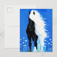 Cheval noir à crinière blanche marchant sur l'eau