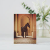 Carte Postale Cheval noir élégant dans une arche dorée (Debout devant)