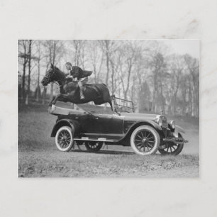 Carte Postale Cheval Sauter sur l'automobile, 1923