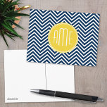 Carte Postale Chevrons bleu marine avec Monogramme jaune personn<br><div class="desc">Un design géométrique audacieux dans des couleurs fraîches et tendance. Si vous devez ajuster les monogrammes,  cliquez sur le bouton customiser et apporter des modifications.</div>