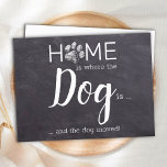 Carte Postale Chez nous, c'est là que le chien est que nous avon<br><div class="desc">La maison est où le chien est ... et le chien a bougé! Laissez votre meilleur ami annoncer votre déménagement avec cette carte de faire-part mobile pour chien mignon et drôle sur une ardoise rustique. Personnalisez le dos avec les noms et votre nouvelle adresse. Ce faire-part de déplacement de chien...</div>