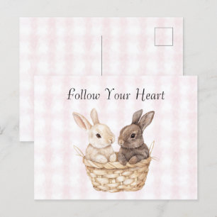Carte Postale Chic Pink Plaid Stripes Bunnies dans le panier Pâq