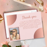 Carte Postale Chic Rose Gold Metallic Photo Anniversaire Merci<br><div class="desc">Chic Rose Gold Rose Metallic Photo Anniversaire Merci Carte postale. Carte postale moderne et chic avec détails métalliques en or rose. Ajoutez votre photo,  customisez la note de remerciement et le nom.</div>