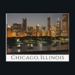 Carte Postale Chicago Illinois ( IL ) États-Unis, Amérique États<br><div class="desc">Bienvenue à Chicago, Illinois ! Cette carte postale amusante présente une scène emblématique de l'horizon du centre-ville de Chicago la nuit avec les lumières qui dansent au large du lac Michigan. Chicago est appelée la ville venteuse et est la troisième plus grande ville des États-Unis. Les cartes postales de Chicago...</div>