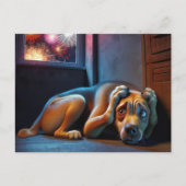 Carte Postale Chien à poils effrayés observant les feux d'artifi (Devant)