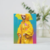 Carte Postale Chien adorable dans un imperméable jaune qui dégou (Debout devant)