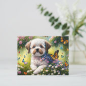 Carte Postale Chien dans les prairies florales avec papillons (Debout devant)