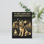 Carte Postale Chien doré au coin du feu de camp (Debout devant)