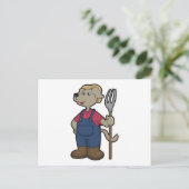 Carte Postale Chien en fermier avec Rake & Casquette (Debout devant)