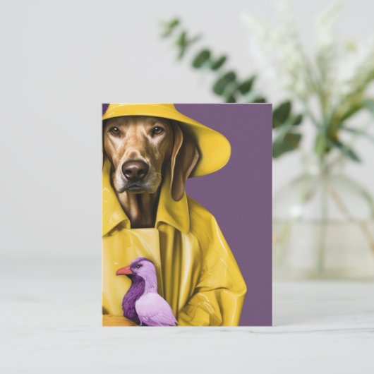 Carte Postale Chien en manteau de pluie jaune avec un oiseau pou (Debout devant)