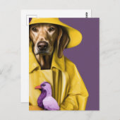 Carte Postale Chien en manteau de pluie jaune avec un oiseau pou (Devant / Derrière)