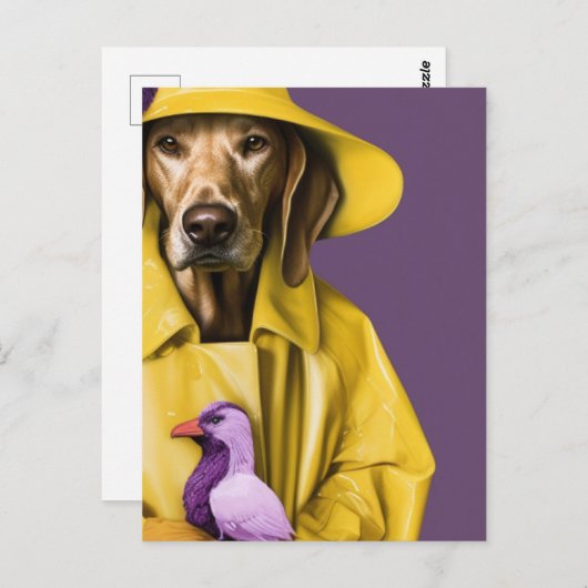 Carte Postale Chien en manteau de pluie jaune avec un oiseau pou (Devant / Derrière)