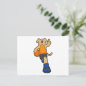 Carte Postale Chien en tant que joueur de basket-ball avec ballo (Debout devant)