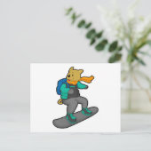 Carte Postale Chien en tant que snowboardeur avec planche à neig (Debout devant)