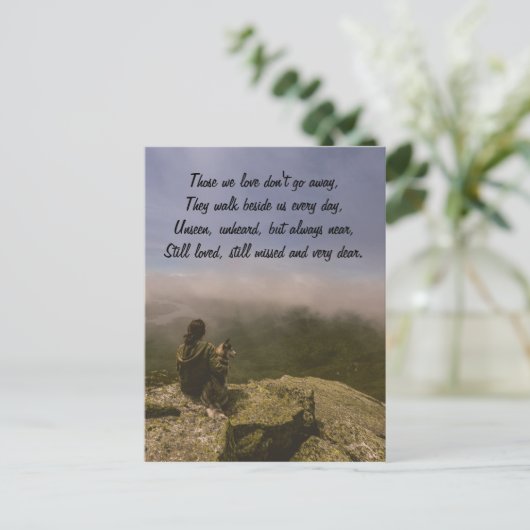 Carte Postale Chien et femme sur une falaise rocheuse (Debout devant)