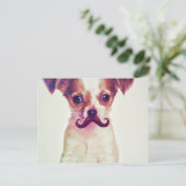 Carte Postale Chihuahua mignonne avec la moustache violet amusan (Debout devant)