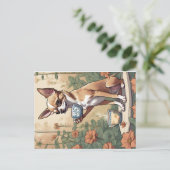 Carte Postale Chihuahua Sipping Thé dans le jardin (Debout devant)