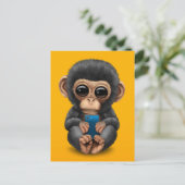 Carte Postale Chimpanzé bébé mignon tenant un téléphone cellulai (Debout devant)