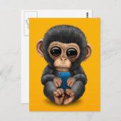 Carte Postale Chimpanzé bébé mignon tenant un téléphone cellulai (Devant / Derrière)