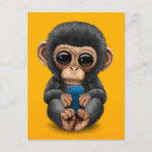Carte Postale Chimpanzé bébé mignon tenant un téléphone cellulai (Devant)