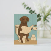 Carte Postale Chocolat Labrador Lecture journal sur Toilet (Debout devant)