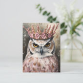 Carte Postale Chouette neigeuse dans une couronne florale rose (Debout devant)