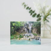Carte Postale Chutes de Khoung Si, Cascade forestière, Laos (Debout devant)