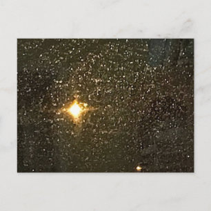 Carte Postale Ciel de nuit lumineux grâce à la fenêtre Raindrops